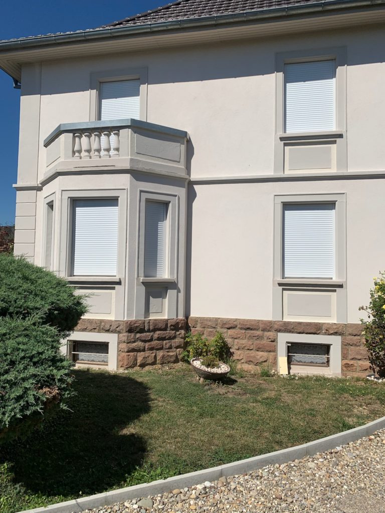 AN Rénovation - façade de maison avec des volets roulants